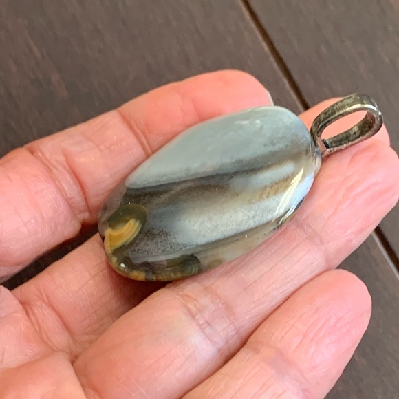 Round gray/cream polished agate pendant - Picture 2 of 5